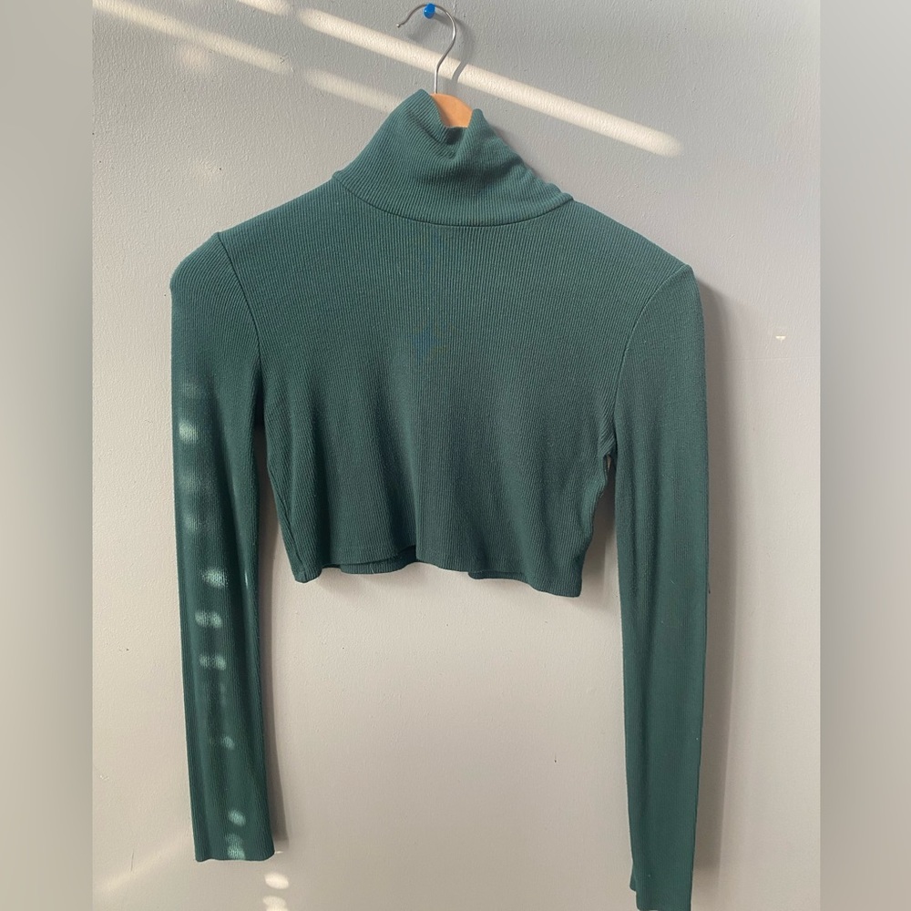 Turtleneck Crop Top💚 - Picture 2 of 3